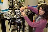 Tcnico manipulando el acelerador de iones de la U.A.M.