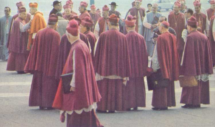 Un grupo de obispos a la salida de una sesin del Concilio Vaticano II