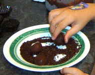 Rebozando las trufas con ms chocolate todava