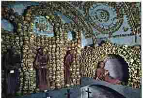 Una sala del cementerio de los Capuchinos (con personaje escondido :-)